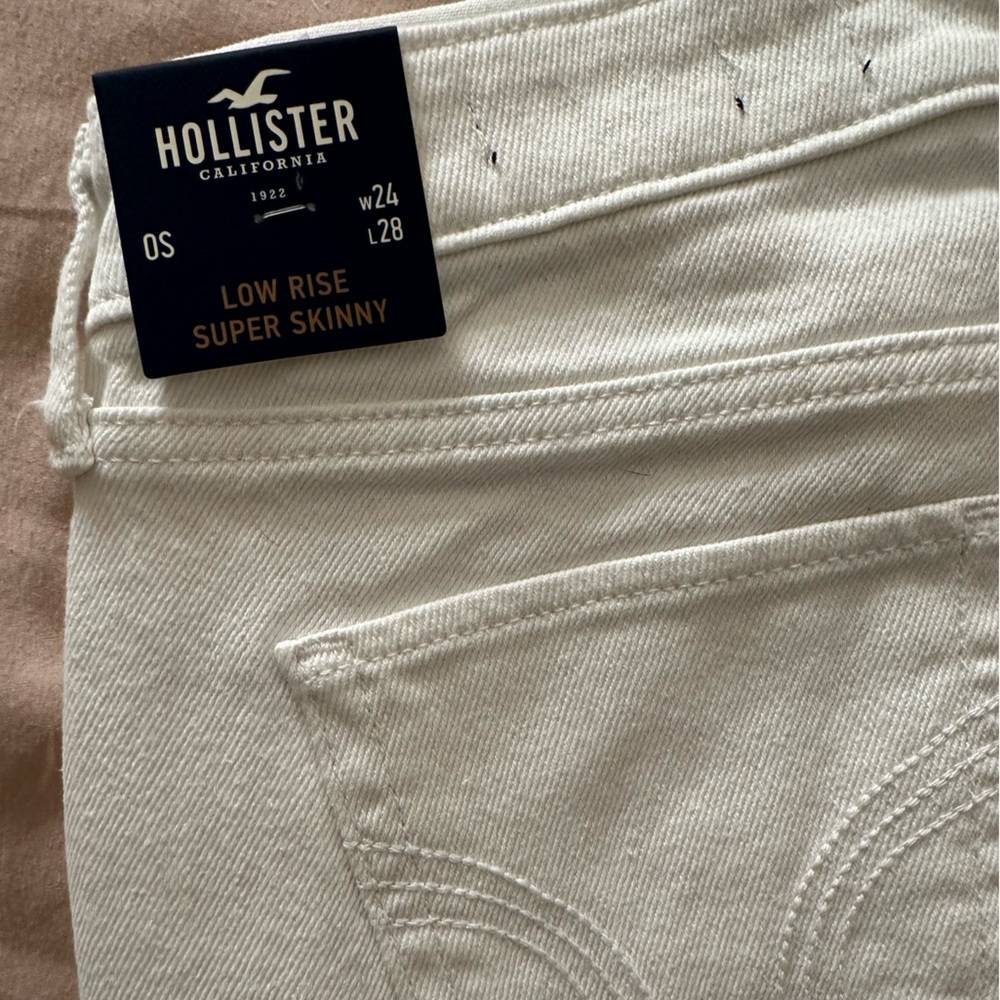 Hollister low rise, slightly distressed white jeans 🤍✨